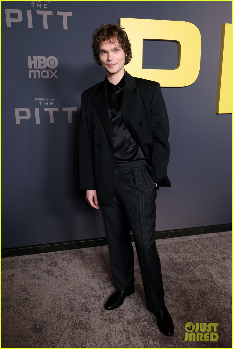 Noah Wyle is Joined by Wife Sara Wells & Two of His Kids at 'The Pitt' Season 2 Premiere