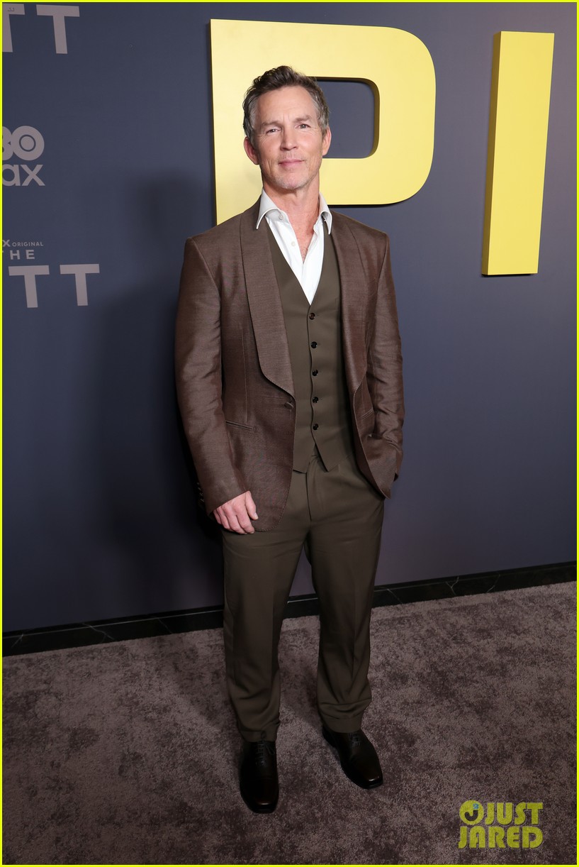 Noah Wyle is Joined by Wife Sara Wells & Two of His Kids at 'The Pitt' Season 2 Premiere