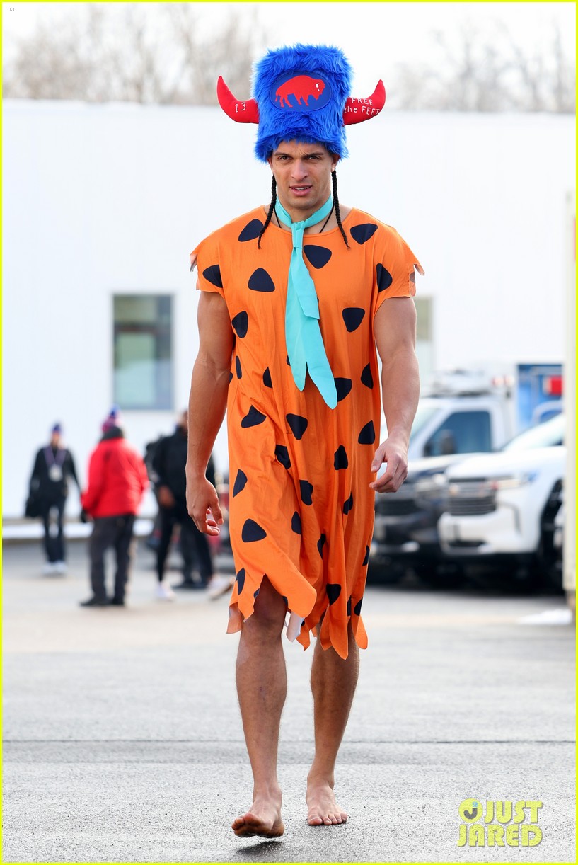 Why Is Mack Hollins Wearing Hannibal Lector Look at Super Bowl 2026, While Barefoot? Fans Have a Theory