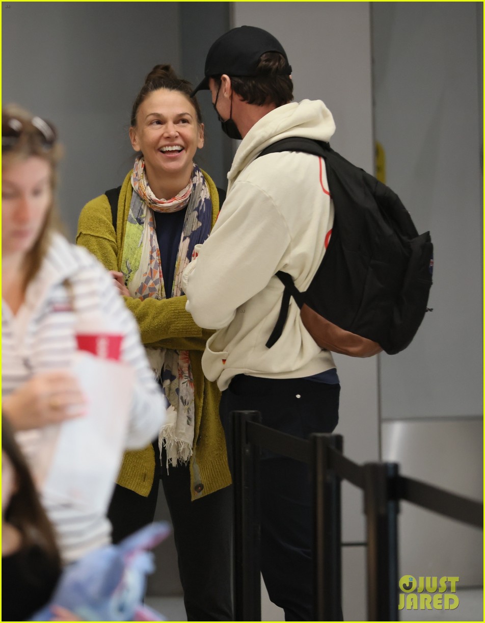 Hugh Jackman & Girlfriend Sutton Foster Share Cute Moment at LAX Airport