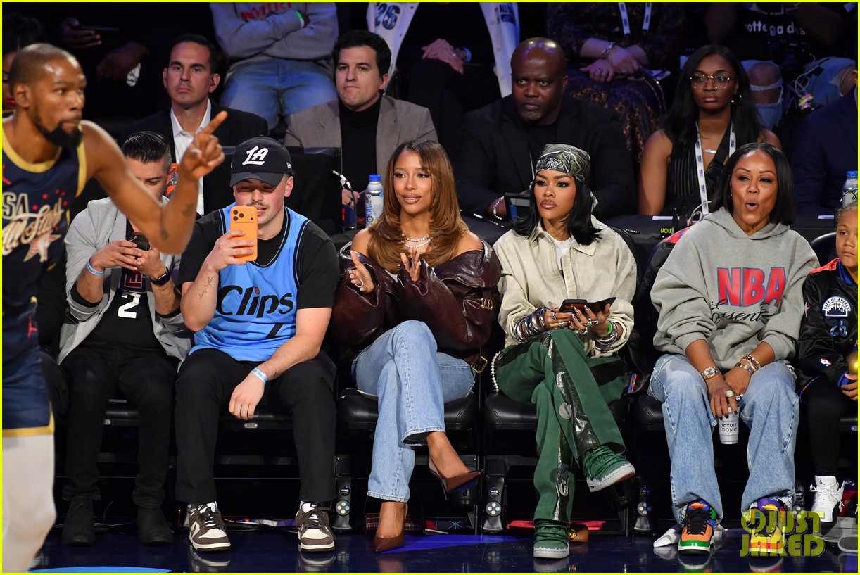 Barack & Michelle Obama, Several More Celebs Check Out NBA All-Star Game In Courtside Seats