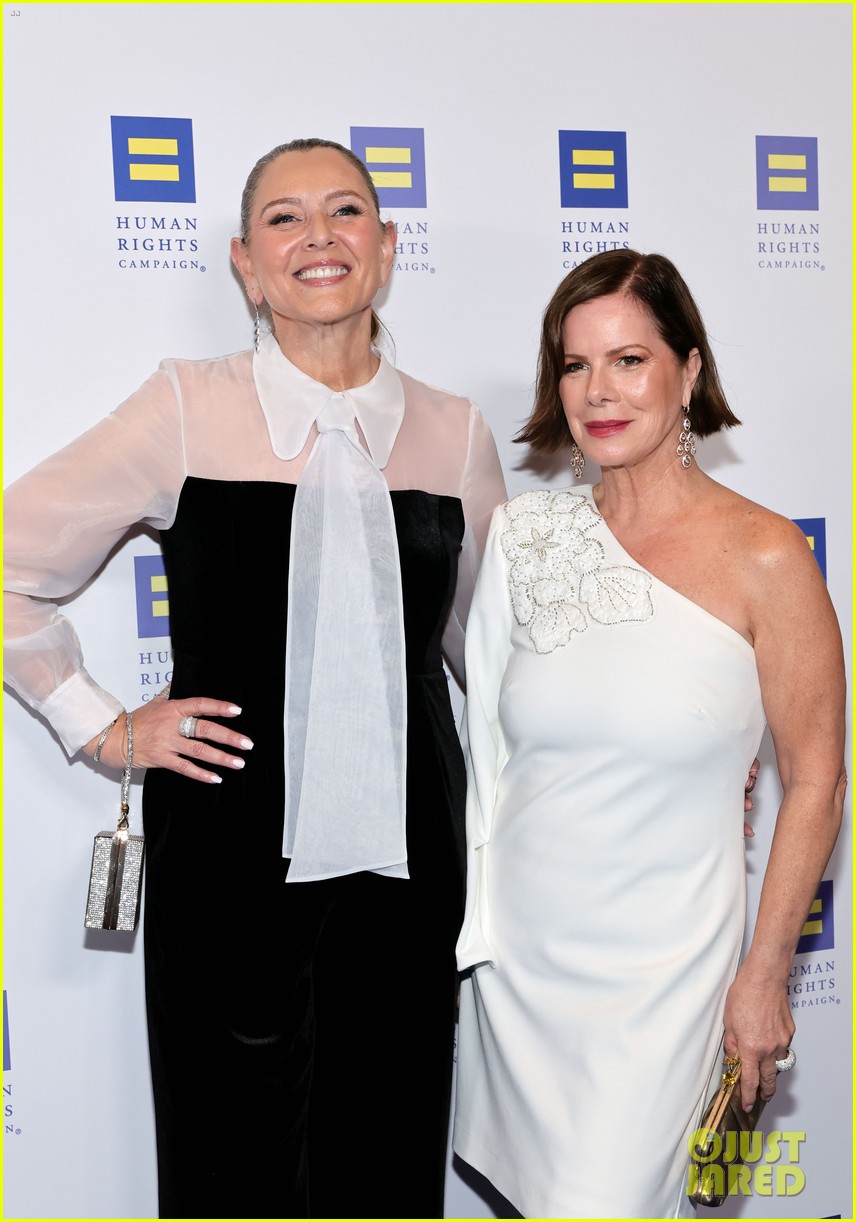 Lisa Kudrow & RuPaul Help Honor Michael Patrick King at Human Rights Campaign Dinner