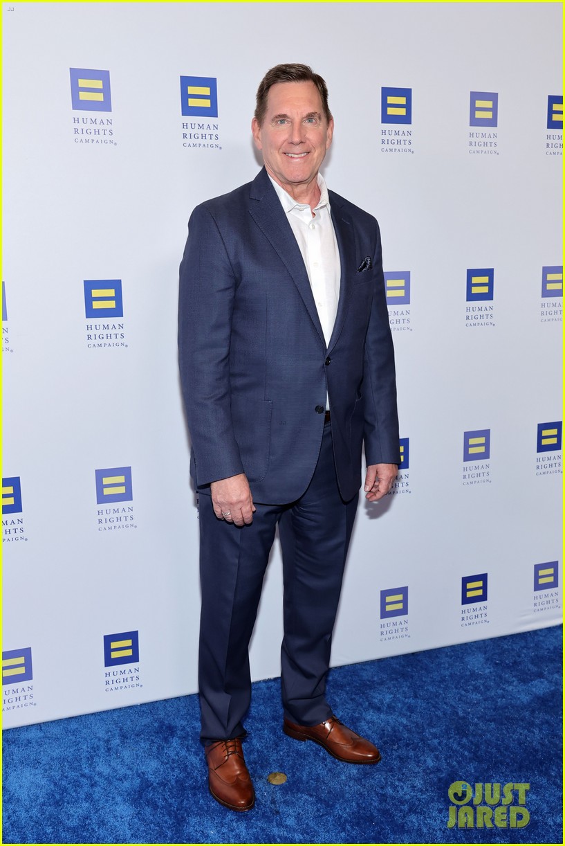 Lisa Kudrow & RuPaul Help Honor Michael Patrick King at Human Rights Campaign Dinner