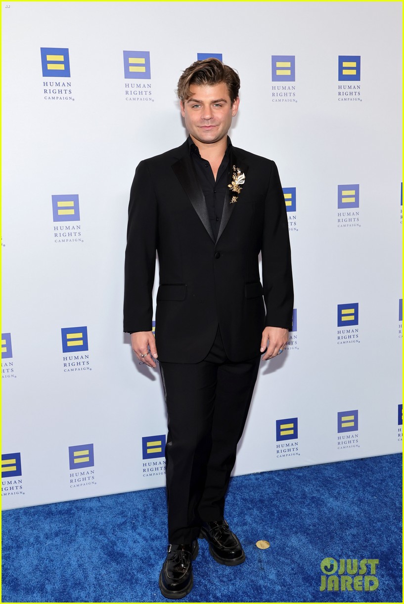 Lisa Kudrow & RuPaul Help Honor Michael Patrick King at Human Rights Campaign Dinner
