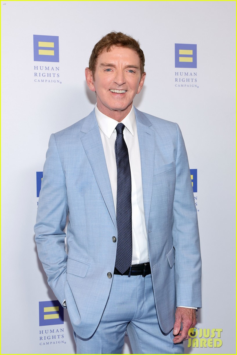 Lisa Kudrow & RuPaul Help Honor Michael Patrick King at Human Rights Campaign Dinner