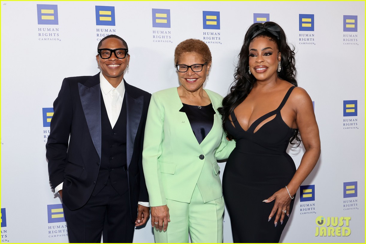 Lisa Kudrow & RuPaul Help Honor Michael Patrick King at Human Rights Campaign Dinner