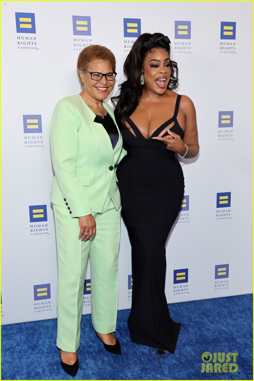 Lisa Kudrow & RuPaul Help Honor Michael Patrick King at Human Rights Campaign Dinner