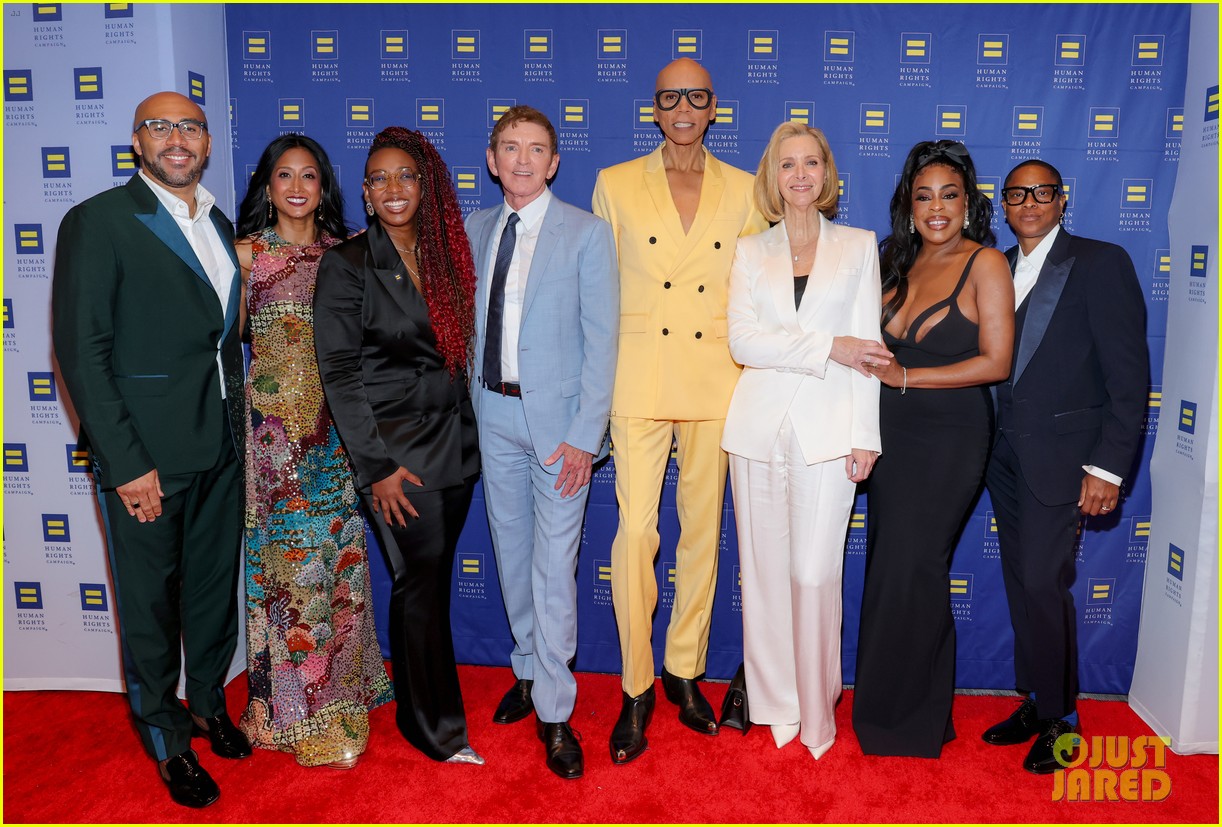 Lisa Kudrow & RuPaul Help Honor Michael Patrick King at Human Rights Campaign Dinner