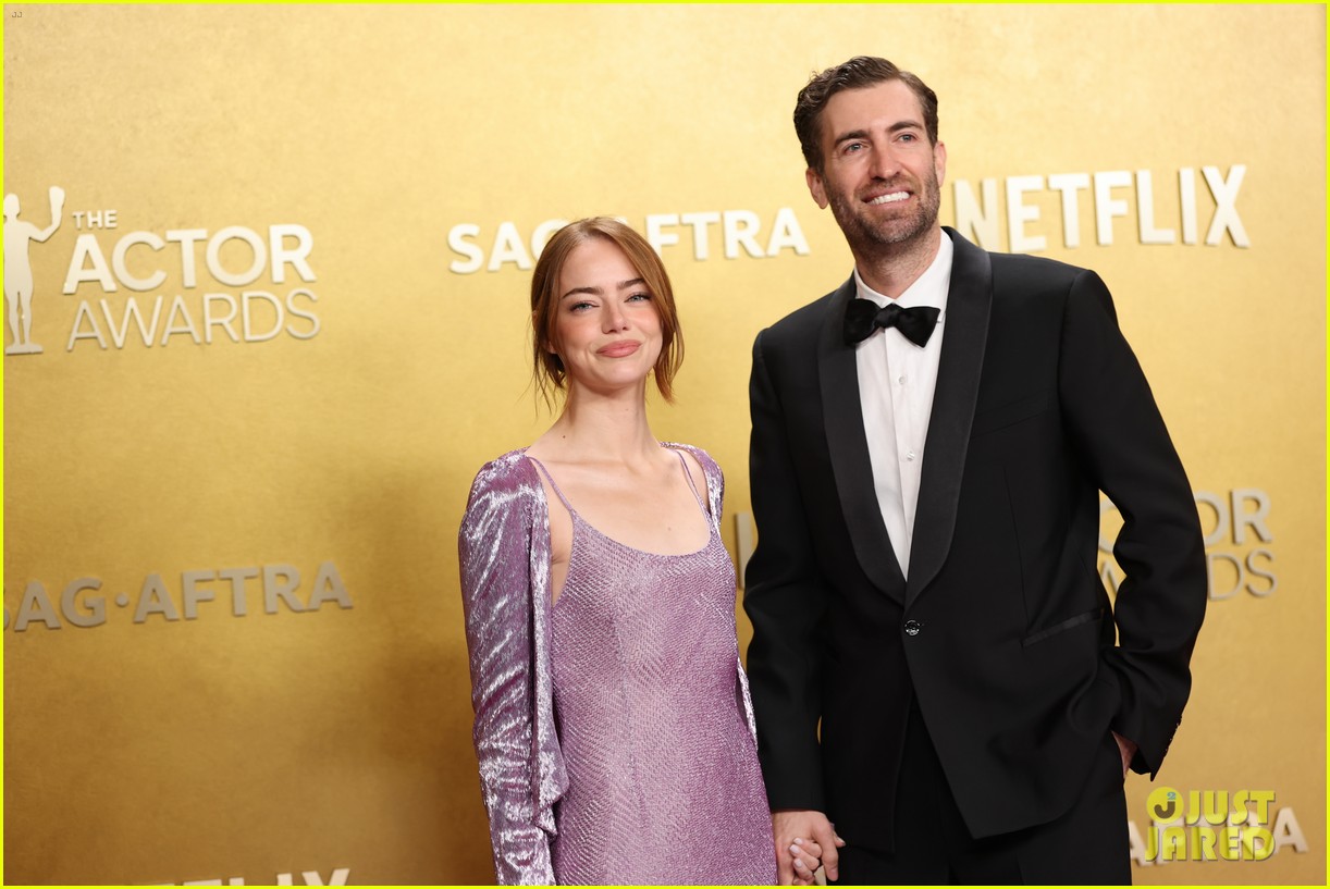 'Bugonia' Leads Emma Stone & Jesse Plemons Make It a Date Night With Their Spouses at Actor Awards 2026