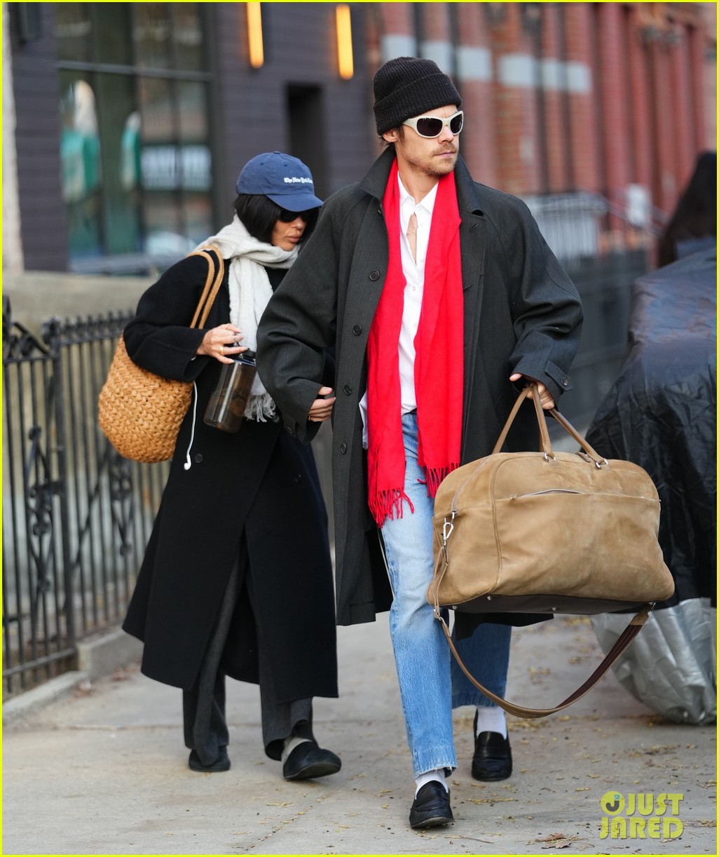 Harry Styles & Girlfriend Zoe Kravitz Catch Flight Out of NYC